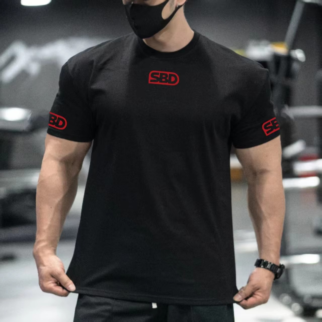Streetwear Brand Red Logo - เสื้อยืดลายกราฟิกแบรนด์กีฬา SBD Powerlifting Training สีดำ โลโก้สีแดง